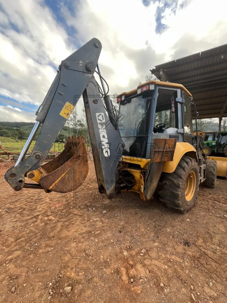 LOTE 004 - Retroescavadeira Marca MR/ XCMG RETRO XC870BR-I, ano 2023, cor amarela, placa JCF4C06. Avaliada em R$ 130.000,00.