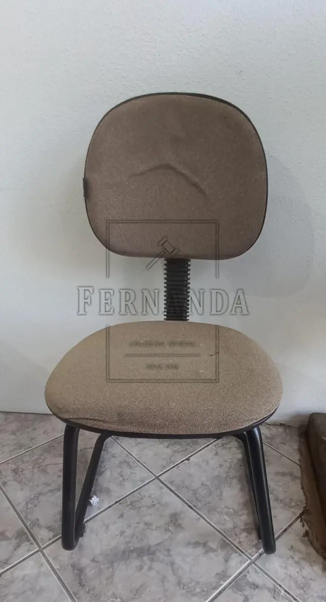 LOTE 061 - Quatro Cadeiras de escritório, tamanho médio, sem rodinhas. Avaliadas em R$ 600,00. 2° Leilão