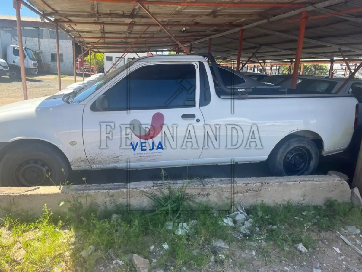 LOTE 001 - Veículo Ford Courier L 1.6 Flex, placa IUC1713. Avaliado em R$ 34.000,00.