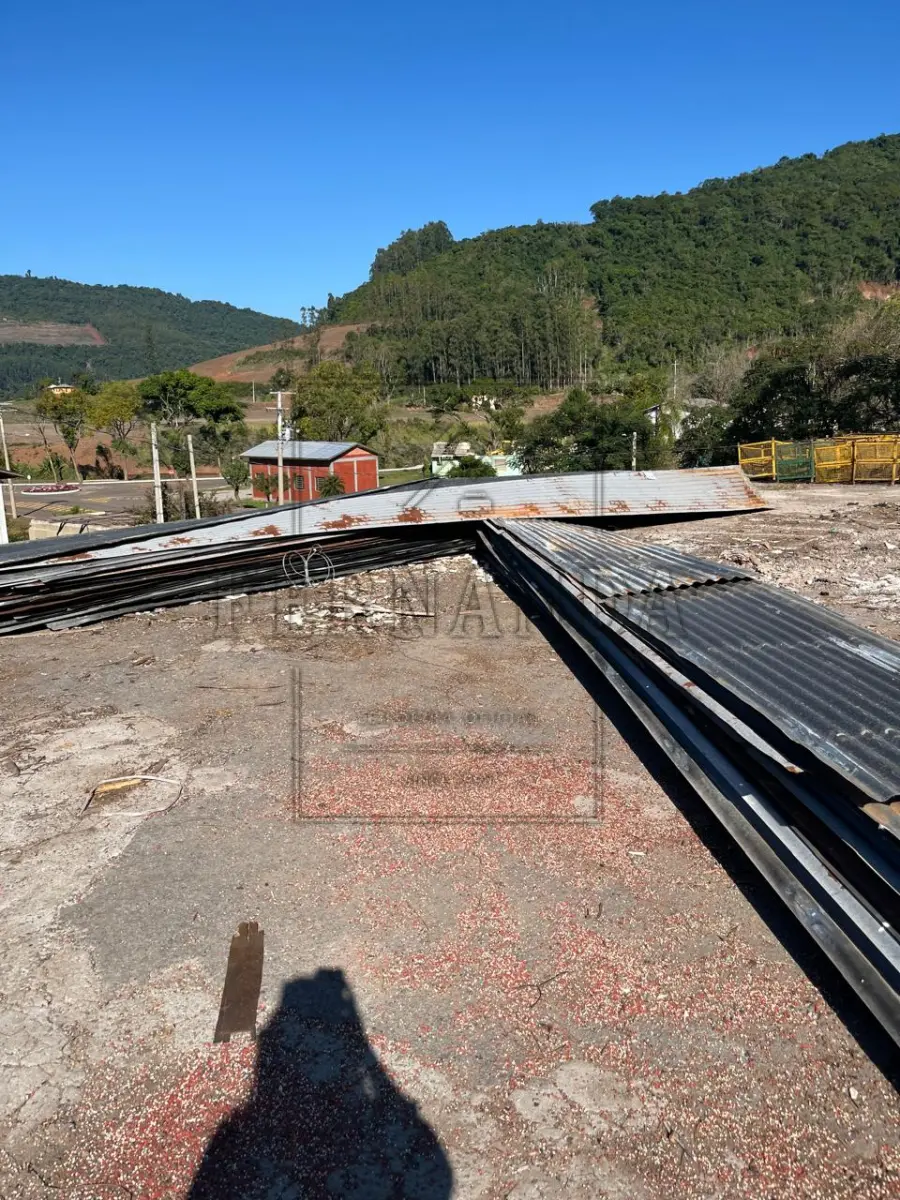 LOTE 010 - 1.200m² de telha metálica de zinco ondulado com vários tamanhos, usadas. Vendidas no estado em que se encontram. Avaliado em R$ 13.000,00