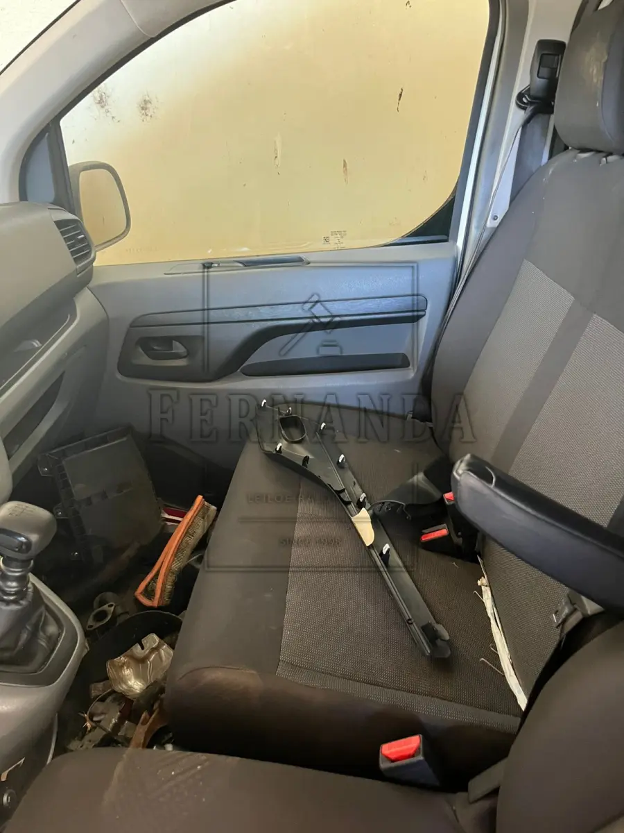 LOTE 003 - Veículo Peugeot/ Expert Minibus, cor branca, ano/modelo 2019/2020, diesel, placa JAF5C61. Avaliado em R$ 30.000,00.