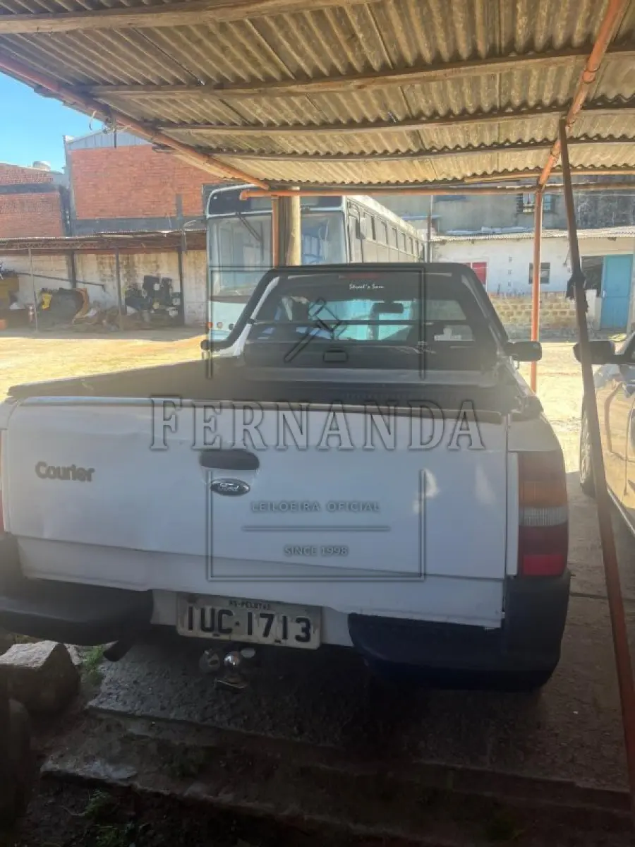 LOTE 001 - Veículo Ford Courier L 1.6 Flex, placa IUC1713. Avaliado em R$ 34.000,00.