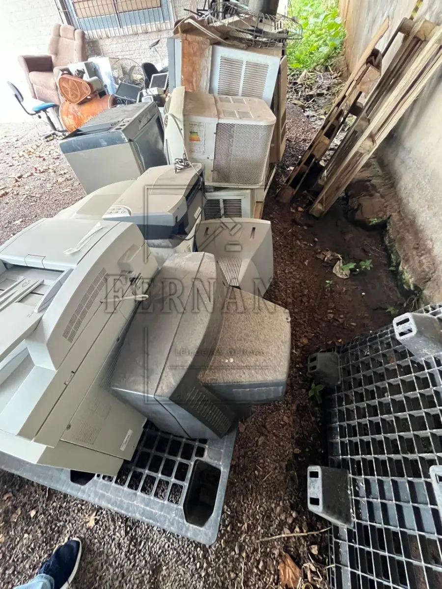 LOTE 013 - Lote de sucatas diversas (CPUs, ares condicionados, impressoras e outros). Avaliado em R$ 350,00.
