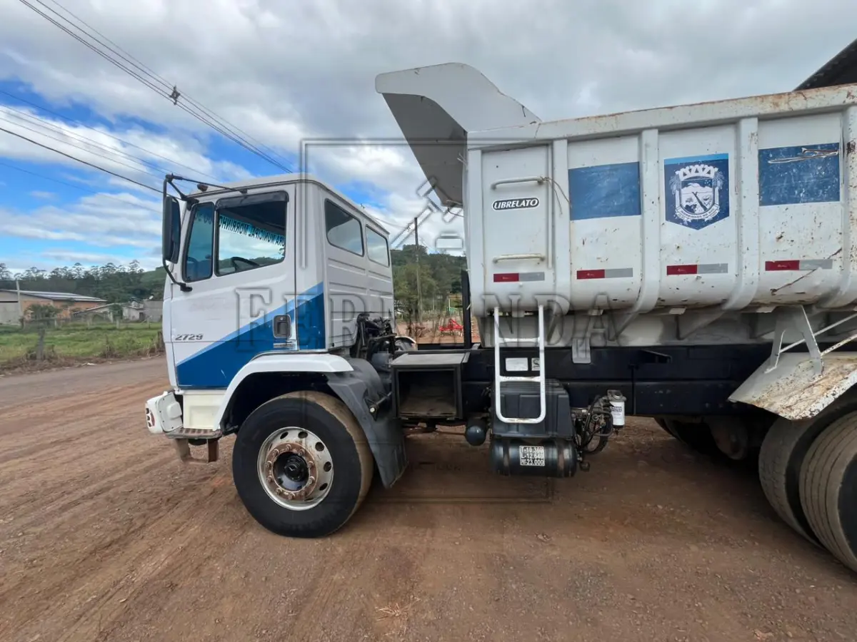 LOTE 002 - Mercedes Benz Caminhão Basculante Atron 2729k, 6x4, 6 cilindors, diesel, ano/modelo 2014, cor branco, placa IVR1H74. Avaliado em R$ 110.000,00.