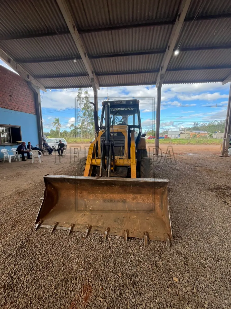LOTE 001 - Retroescavadeira Randon RD406, tração 4x4, cabine com ar-condicionado, cor amarela, ano/modelo 2019, placa IZR0I60. Avaliada em R$ 110.000,00.