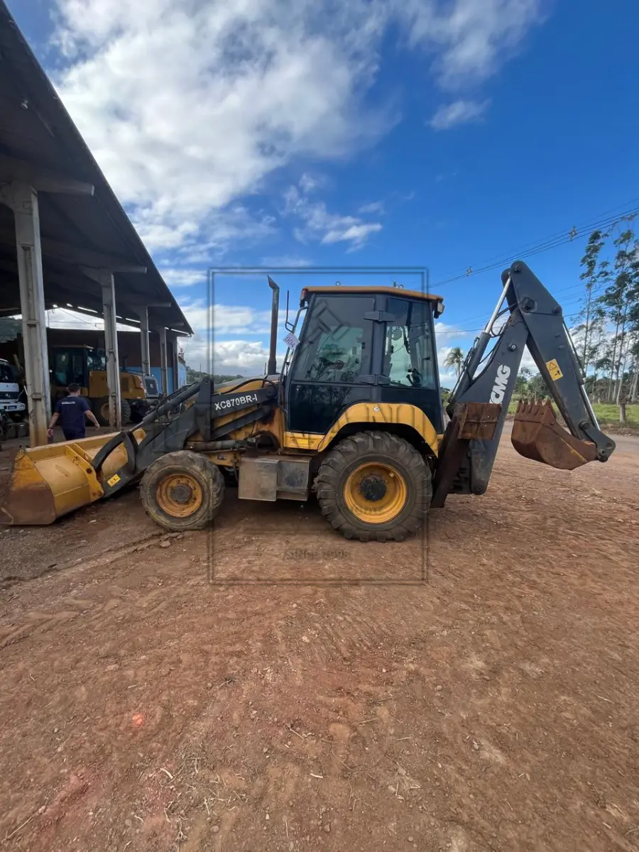 LOTE 004 - Retroescavadeira Marca MR/ XCMG RETRO XC870BR-I, ano 2023, cor amarela, placa JCF4C06. Avaliada em R$ 130.000,00.