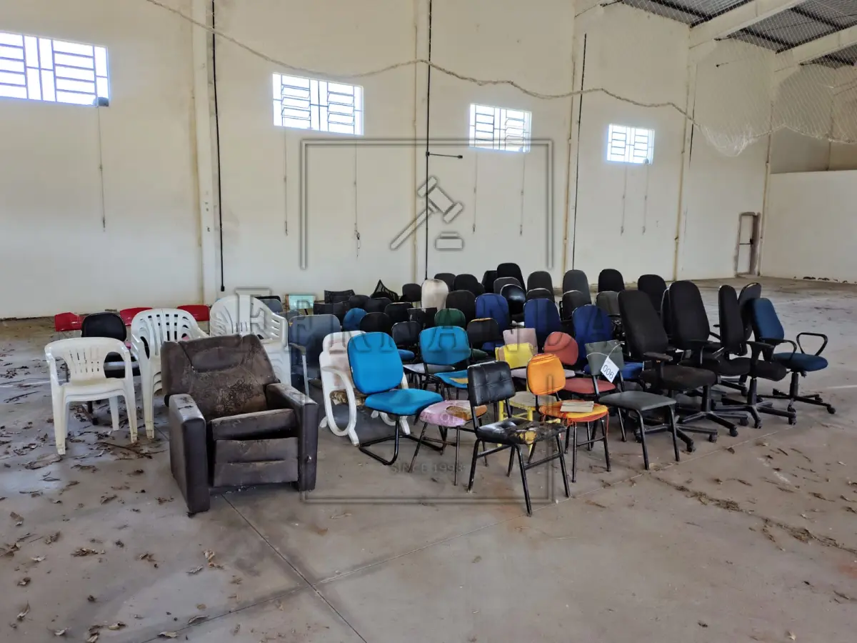 LOTE 006 - Lote composto por cadeiras diversas. Avaliado em R$ 300,00.