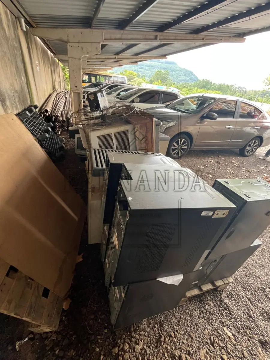 LOTE 013 - Lote de sucatas diversas (CPUs, ares condicionados, impressoras e outros). Avaliado em R$ 350,00.