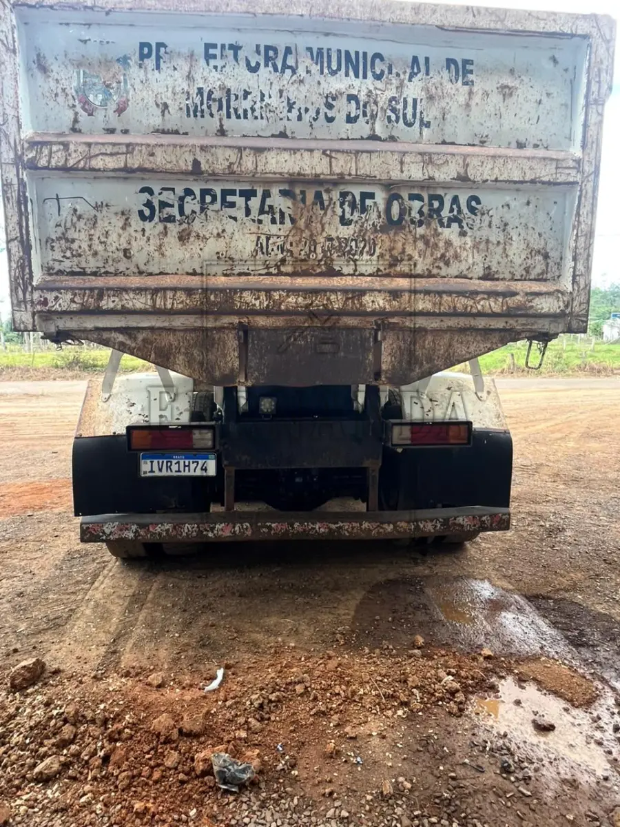 LOTE 002 - Mercedes Benz Caminhão Basculante Atron 2729k, 6x4, 6 cilindors, diesel, ano/modelo 2014, cor branco, placa IVR1H74. Avaliado em R$ 110.000,00.