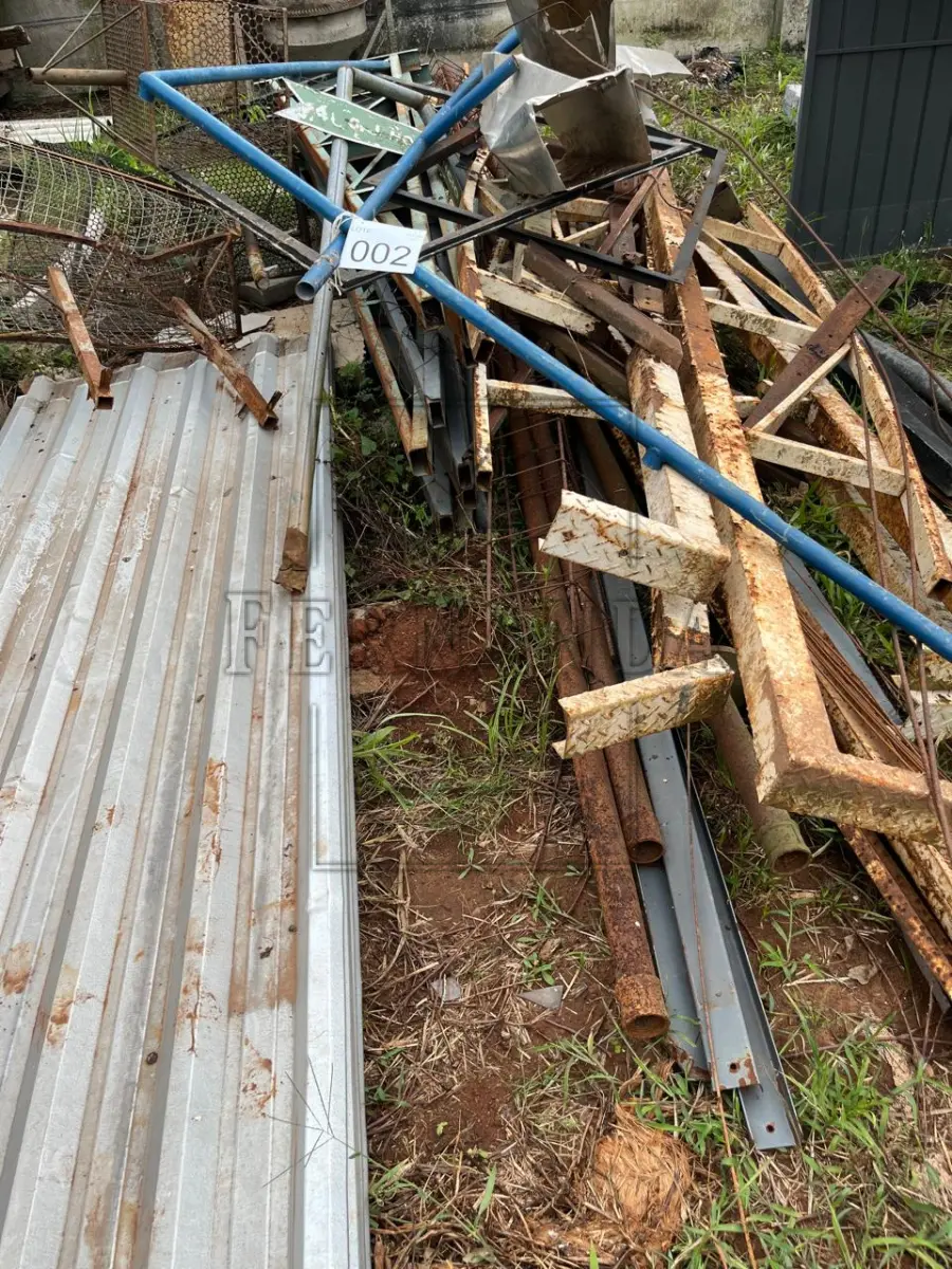 LOTE 002 - Sucata de ferro - diversos. Avaliado em R$ 450,00.