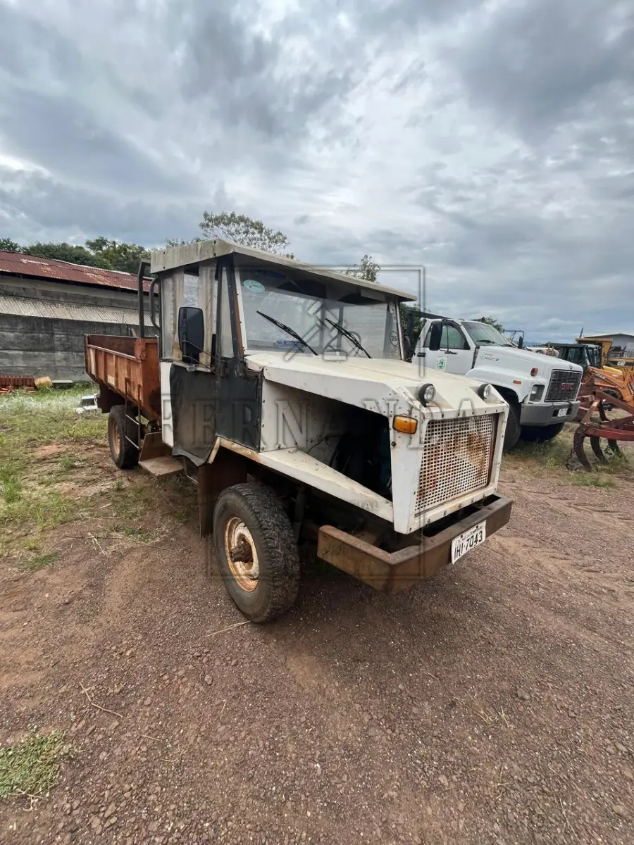 LOTE 004 - Tração caminhão/trator Tramontini/ CTT 1600B, ano/modelo 1993/1993, placa IHI7043. Avaliado em R$ 3.500,00.