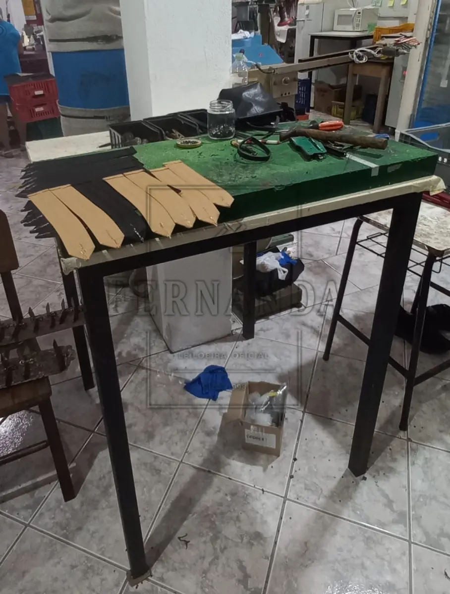 LOTE 029 - Cinco Mesas de preparação de produção, tamanho pequeno. Avaliadas em R$ 500,00. 2° Leilão