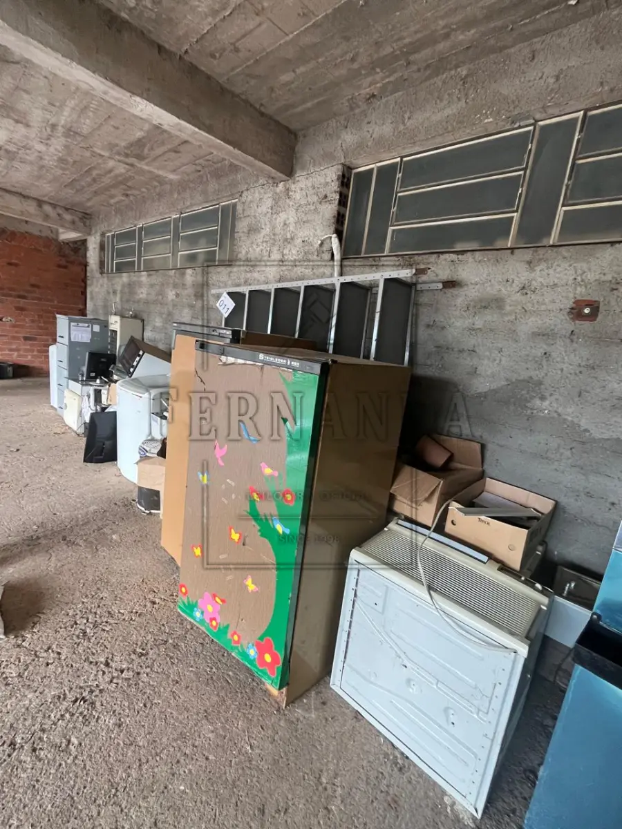LOTE 011 - Lote de sucatas diversas (móveis, televisores, geladeiras e outros). Avaliado em R$ 250,00.