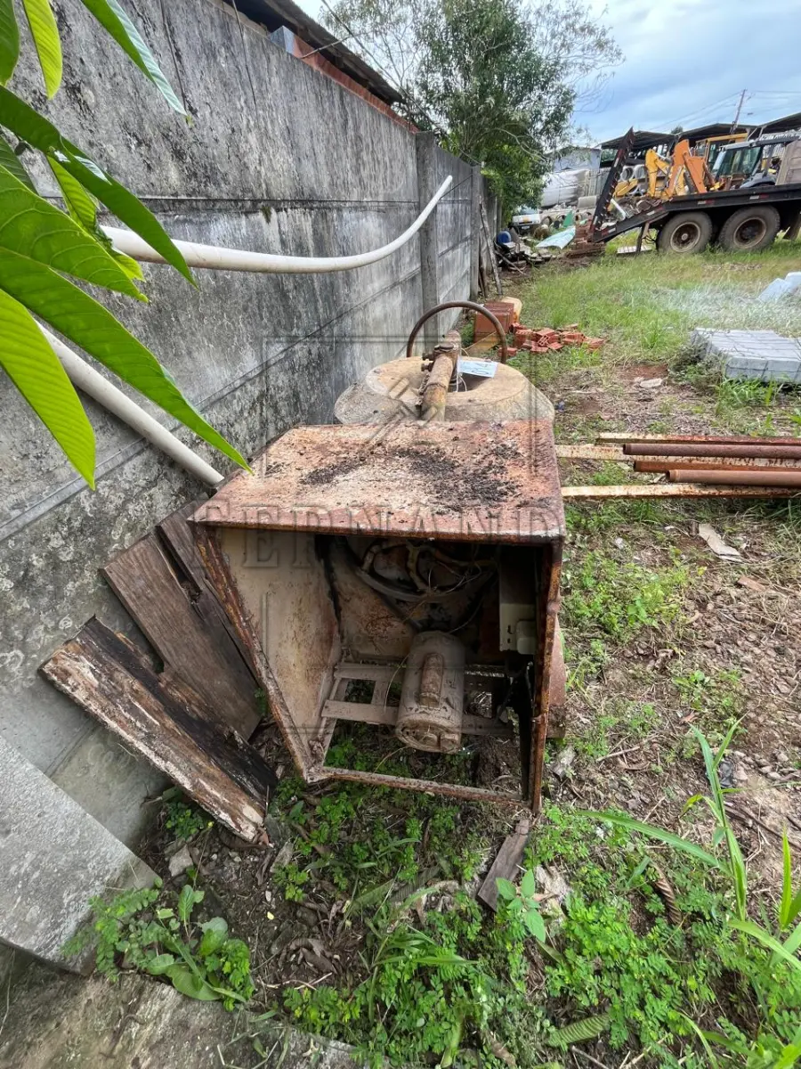 LOTE 003 - Uma betoneira. Avaliada em R$ 80,00