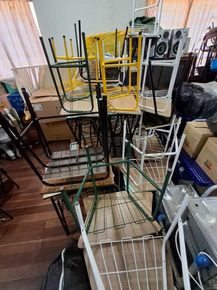 LOTE 006 - Lote de Sucata de Móveis, eletrônicos e diversos. Avaliado em R$ 1.390,00