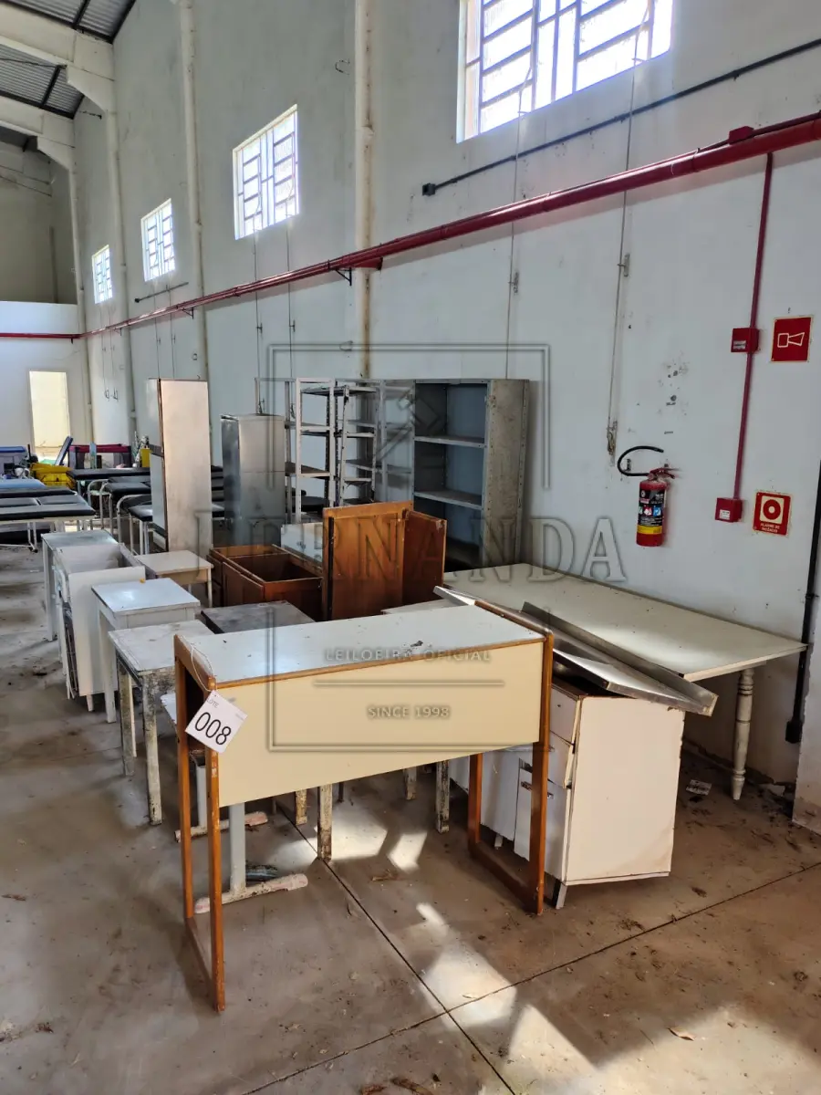LOTE 008 - Lote composto por móveis diversos. Avaliado em R4 250,00.