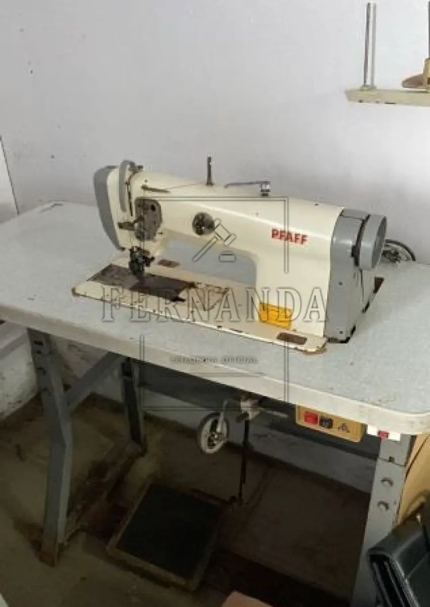 LOTE 073 - Máquina de costura, marca Pfaff, transporte triplo, modelo 441. Avaliada em R$ 2.800,00. 2° Leilão