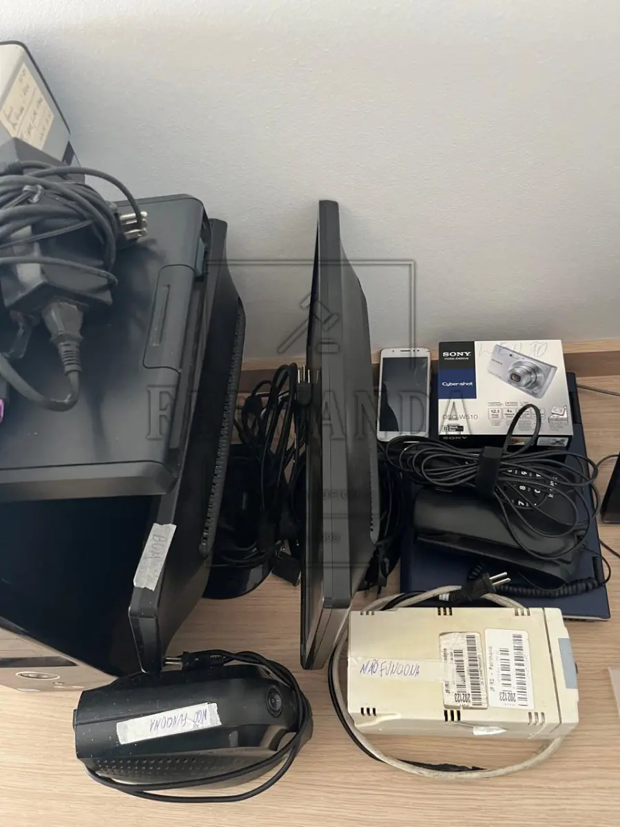 LOTE 006 - Lote de Sucata de Móveis, eletrônicos e diversos. Avaliado em R$ 1.390,00