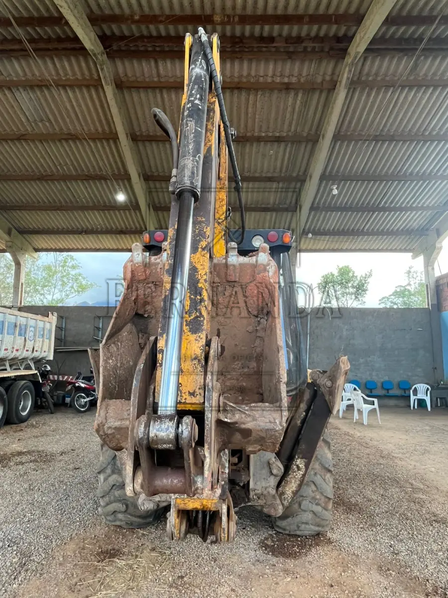 LOTE 001 - Retroescavadeira Randon RD406, tração 4x4, cabine com ar-condicionado, cor amarela, ano/modelo 2019, placa IZR0I60. Avaliada em R$ 110.000,00.