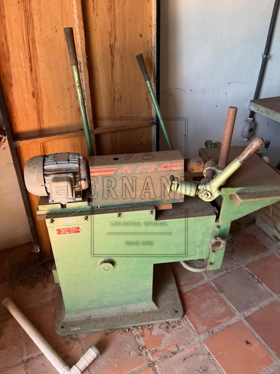 LOTE 012 - Máquina Torno de madeira antigo. Avaliado em R$ 100,00.