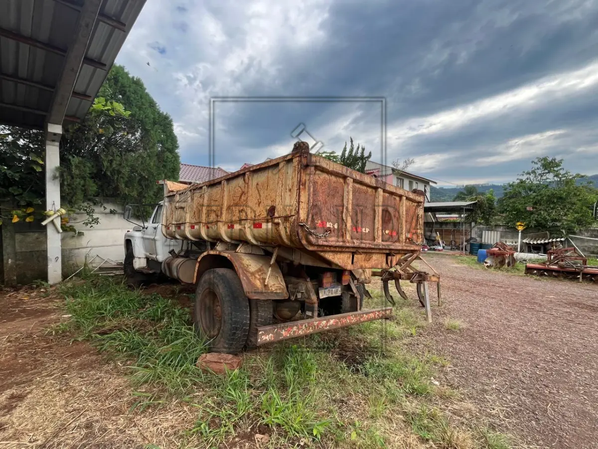 LOTE 001 - Caminhão Ford/ F14000, ano/modelo 1990/1990, placa IHI7A48. Avaliado em R$ 8.000,00.