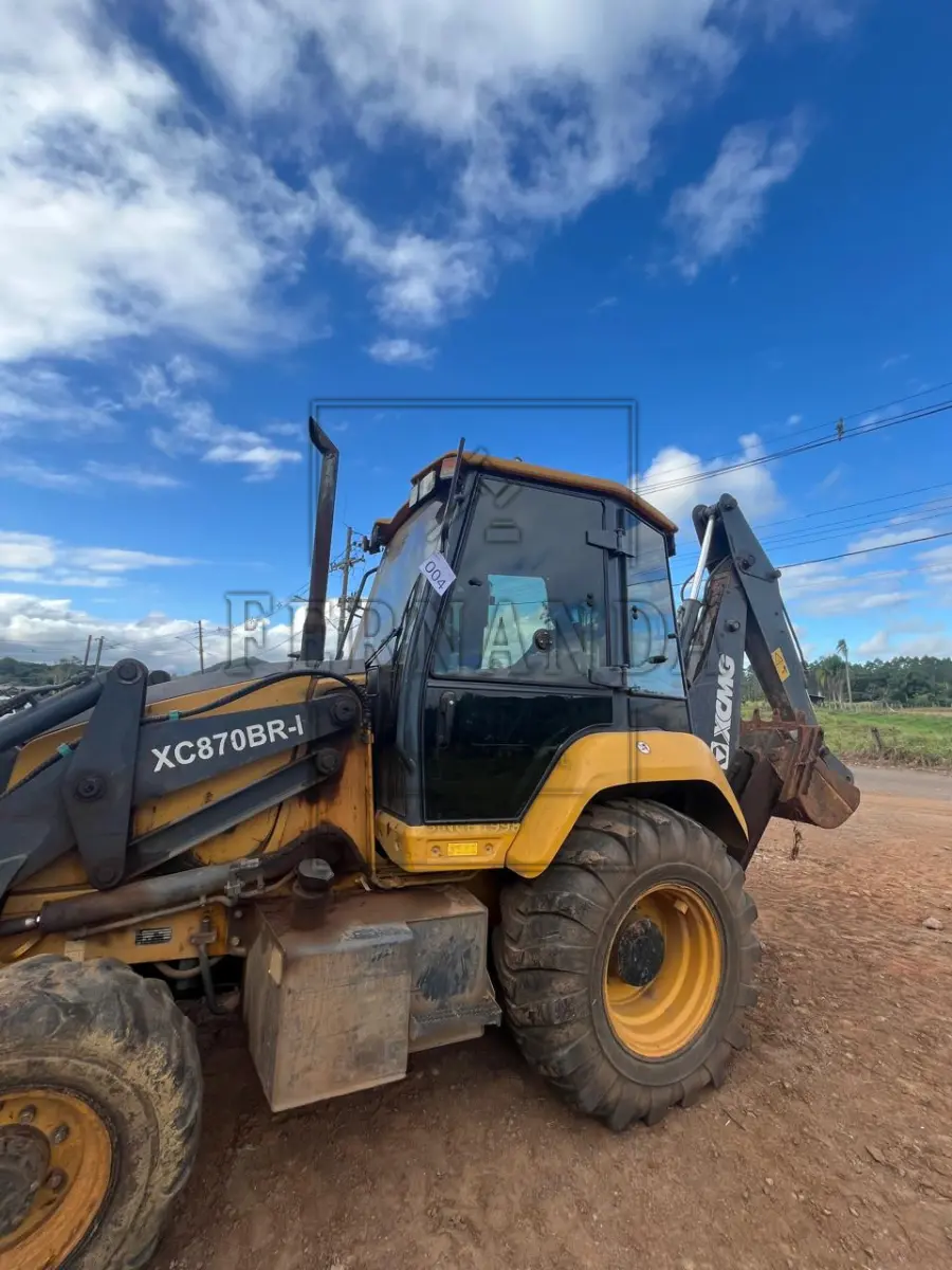 LOTE 004 - Retroescavadeira Marca MR/ XCMG RETRO XC870BR-I, ano 2023, cor amarela, placa JCF4C06. Avaliada em R$ 130.000,00.