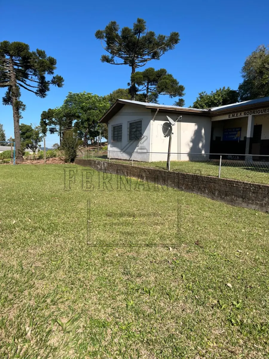 LOTE 005 - IMÓVEL EM SANTA TEREZA/RS: Terreno de 2.980,00m² localizado na Linha primeira Secção de Santa Barbara, Comunidade de São Valentim, Prédio da antiga Escola Municipal Rodrigues Alves. Avaliado em R$ 450.000,00. ACEITA-SE PARCELAMENTO.