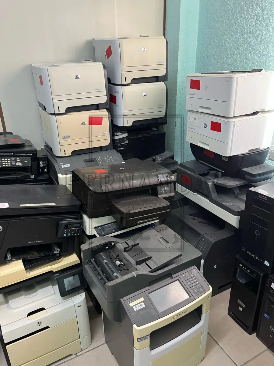 LOTE 001 - Lote composto por material de informática impressoras. Avaliado em R$ 500,00.