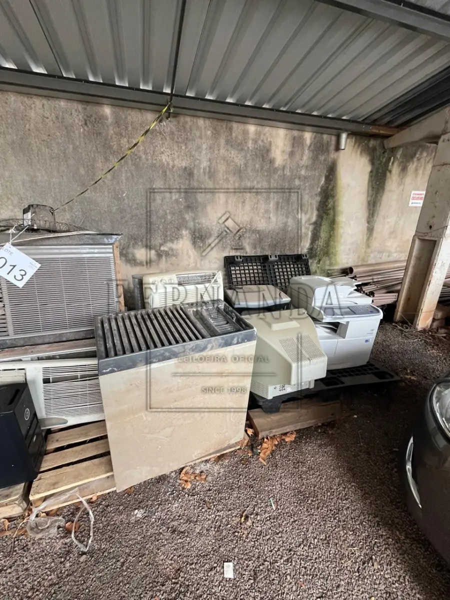 LOTE 013 - Lote de sucatas diversas (CPUs, ares condicionados, impressoras e outros). Avaliado em R$ 350,00.