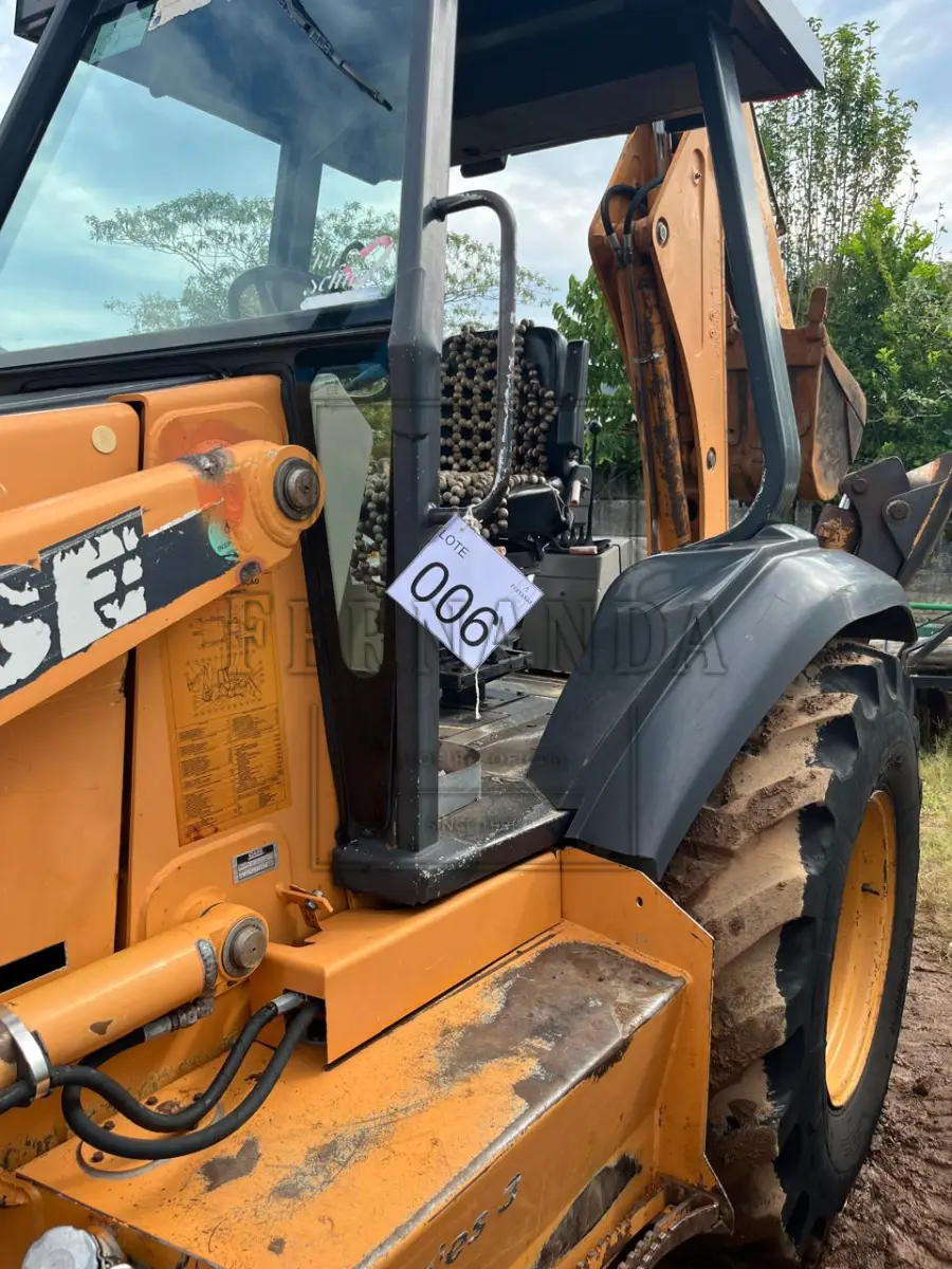 LOTE 006 - Retroescavadeira CASE/ M.A.580L, ano/modelo 2005/2005, placa IMQ8151. Avaliada em R$ 40.000,00.