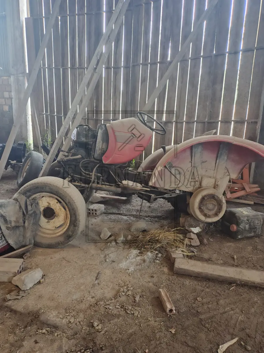 LOTE 018 - Trator Tanmar sem placa. Avaliado em R$ 800,00