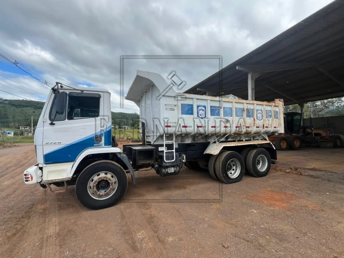 LOTE 002 - Mercedes Benz Caminhão Basculante Atron 2729k, 6x4, 6 cilindors, diesel, ano/modelo 2014, cor branco, placa IVR1H74. Avaliado em R$ 110.000,00.