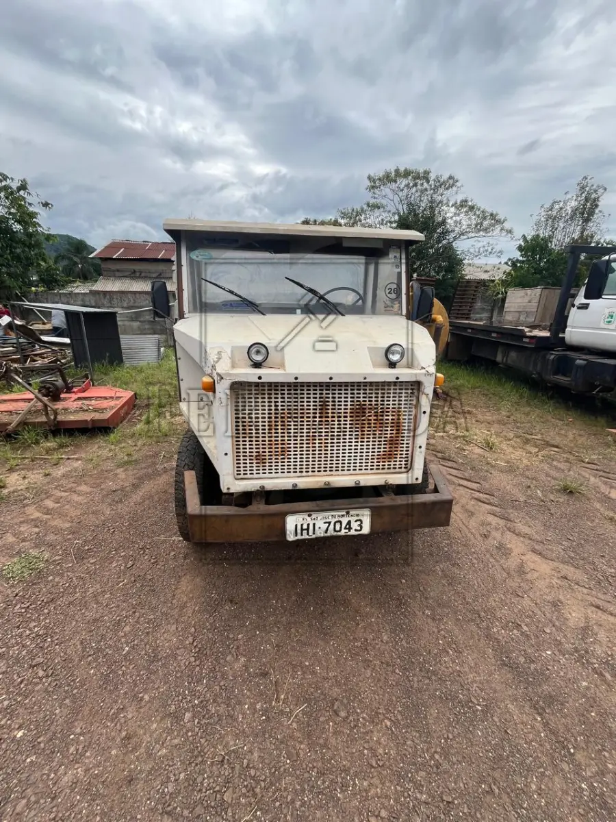 LOTE 004 - Tração caminhão/trator Tramontini/ CTT 1600B, ano/modelo 1993/1993, placa IHI7043. Avaliado em R$ 3.500,00.