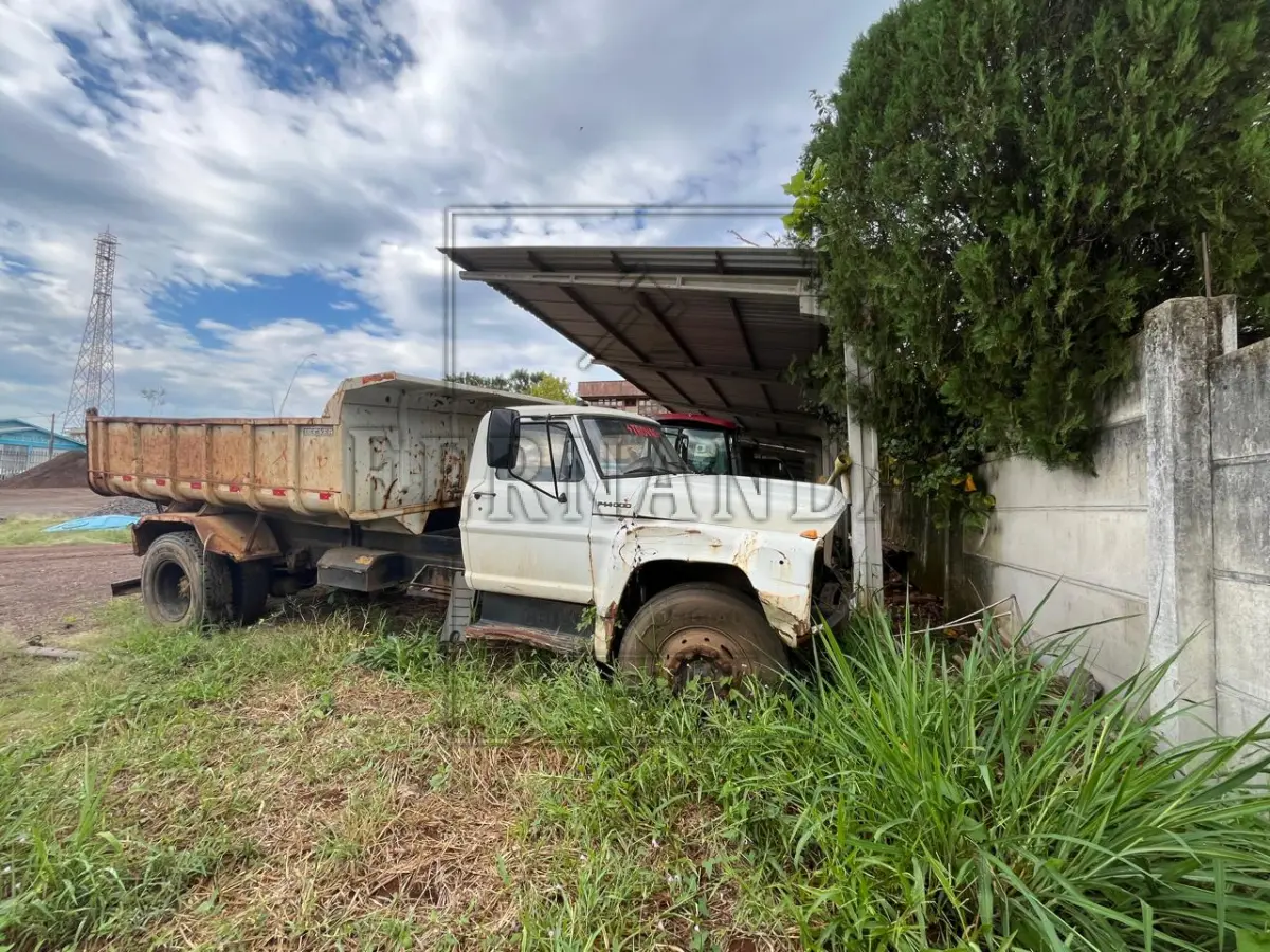 LOTE 001 - Caminhão Ford/ F14000, ano/modelo 1990/1990, placa IHI7A48. Avaliado em R$ 8.000,00.