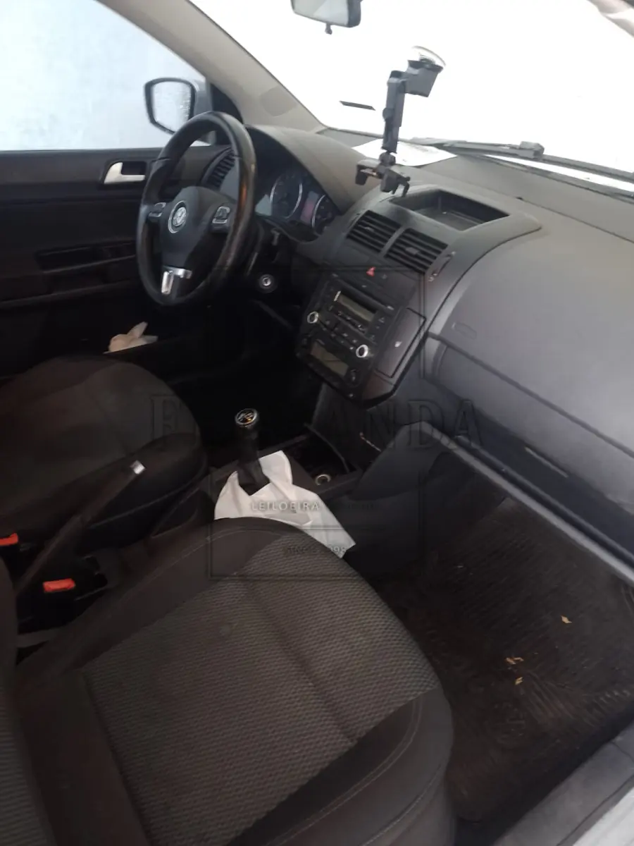 LOTE 010 - Veículo VW Polo 1.6, placas IVX6320, cor prata, ano/modelo 2013/2014. Avaliado em R$31.000,00. 2° Leilão. BEM RECOLHIDO