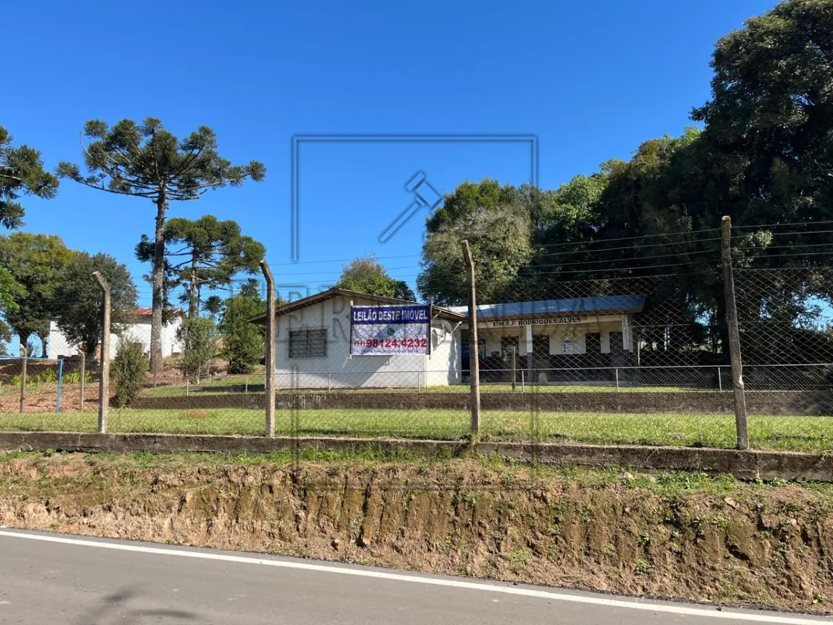 LOTE 005 - IMÓVEL EM SANTA TEREZA/RS: Terreno de 2.980,00m² localizado na Linha primeira Secção de Santa Barbara, Comunidade de São Valentim, Prédio da antiga Escola Municipal Rodrigues Alves. Avaliado em R$ 450.000,00. ACEITA-SE PARCELAMENTO.