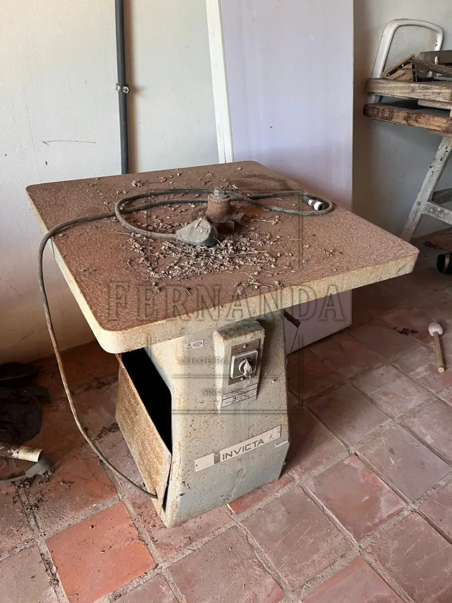 LOTE 013 - Maquina Plaina antiga de madeira. Avaliada em R$ 50,00.