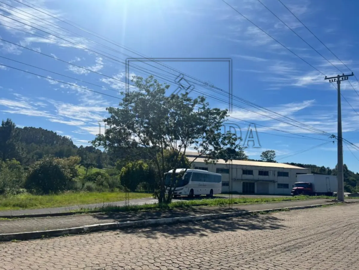 LOTE 001 - 1- Um terreno urbano, com a superfície de 5.120,00m², zona urbana, situada na cidade de Barão, em logradouro sem numeração e sem quarteirão formado, medindo e confrontando-se: a NORDESTE, pro 130,00m, com Valério José Calliari; a SUDESTE, por 120,00m, com uma rua sem denominação; a LESTE, por 40,00m, com Valério José Calliari; e, ao OESTE, por 40,00m, com a Rua Buarque de Macedo. Imóvel descrito sob a matrícula n° 12.074, fls.01, Livro n°2 Registro Geral, do Ofício de Registros Públicos da Comarca de Carlos Barbosa, sobre o qual está edificado um prédio industrial, com área de 2.064,00m² (AV. 13/12.074), em regular estado de conservação. Proprietária: Malharia Silva Ltda CNPJ 89.664.981 /0001-85, conforme R. 12/12074