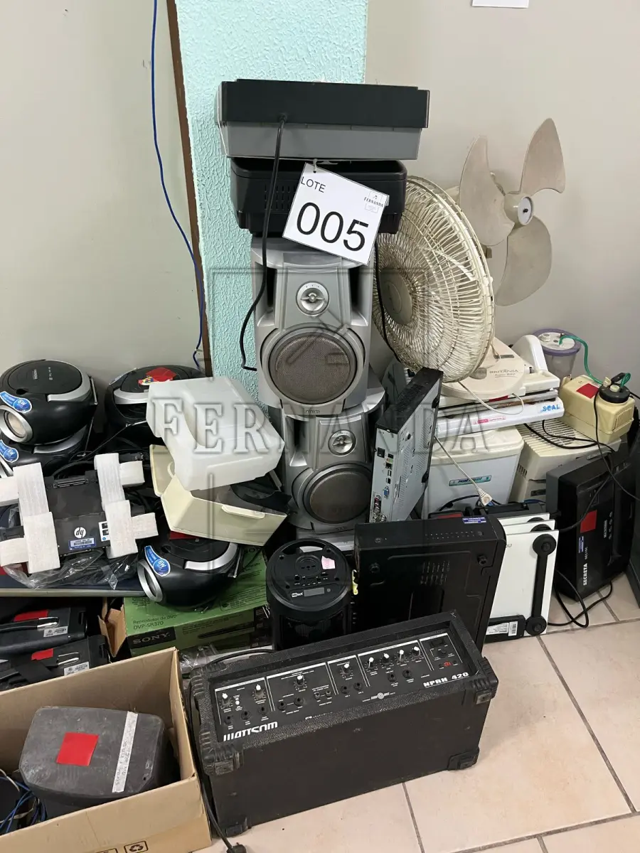 LOTE 005 - Lote composto por material de informática diversos. Avaliado em R$ 350,00.