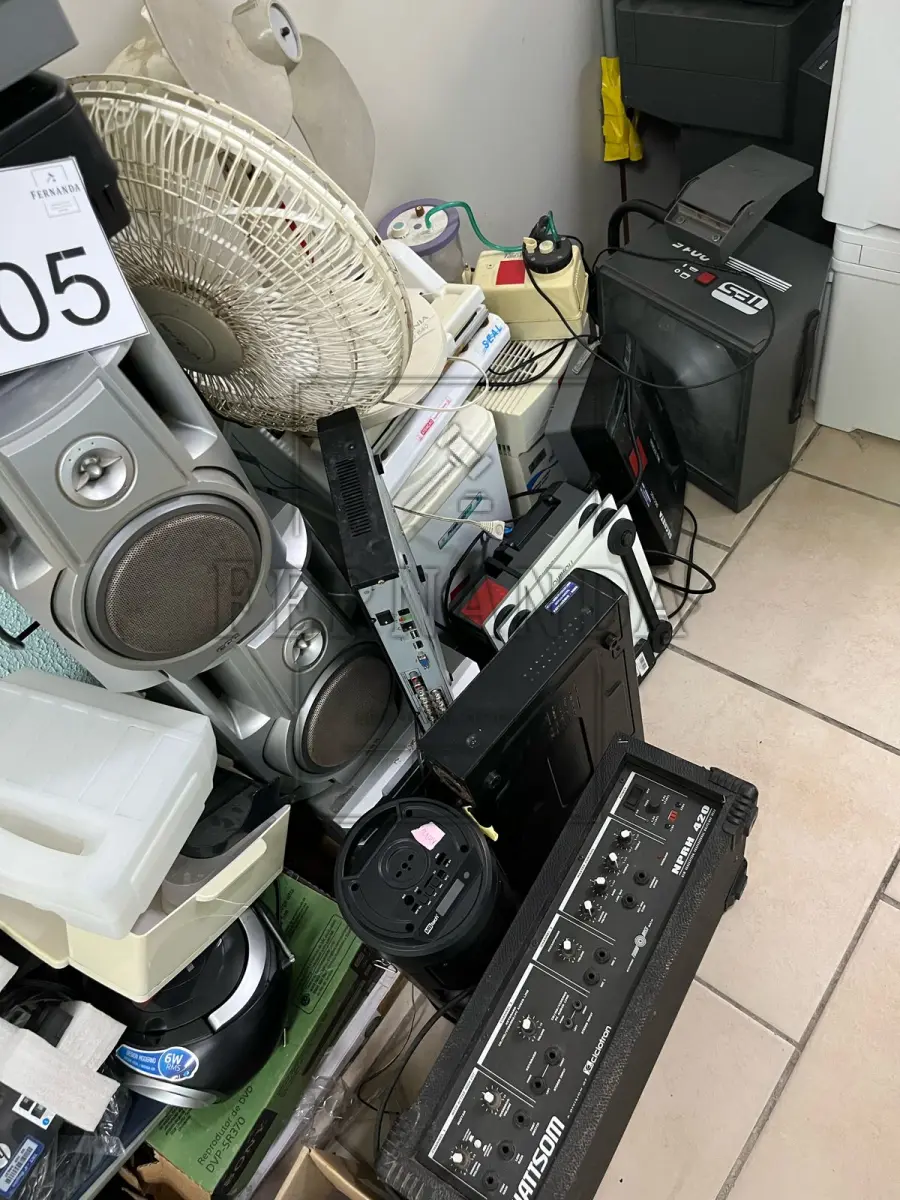 LOTE 005 - Lote composto por material de informática diversos. Avaliado em R$ 350,00.