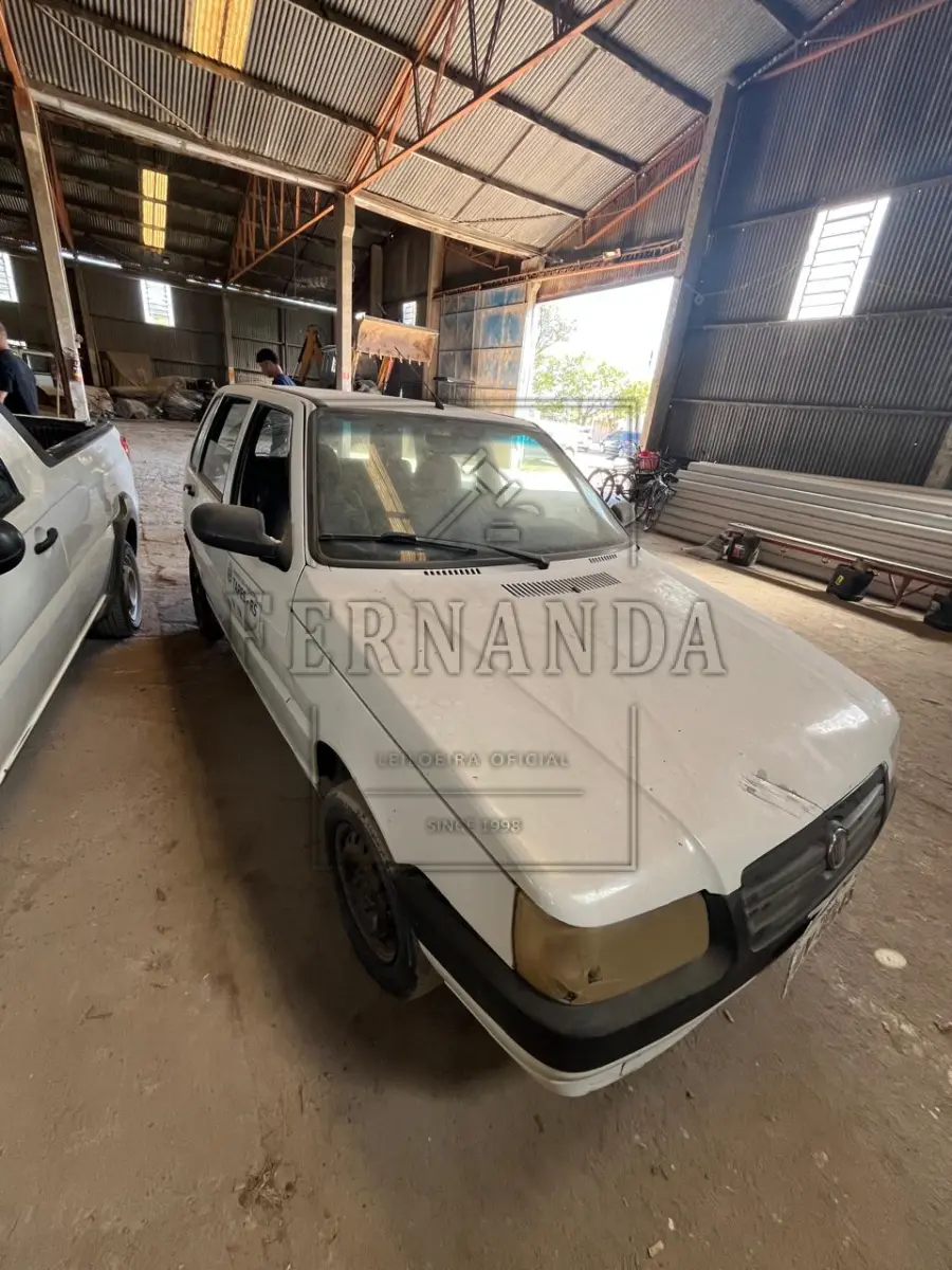 LOTE 021 - Veículo Fiat/ Uno Mille Economy, ano/modelo 2013/2013, placa IUV8545. Avaliado em R$ 3.500,00.