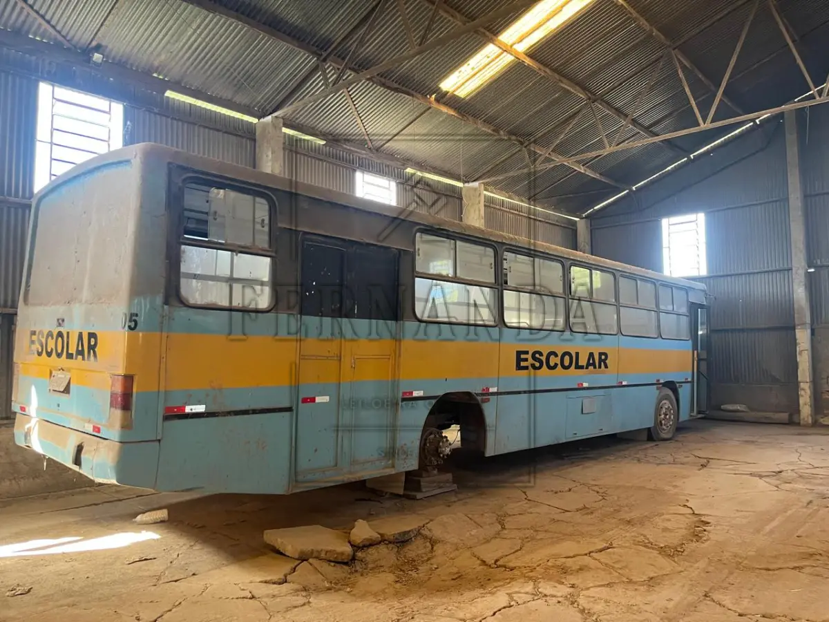 LOTE 016 - Ônibus VW / 16.180 CO, ano/modelo 1996/1996, placa IEP7758. Avaliado em R$ 2.600,00.