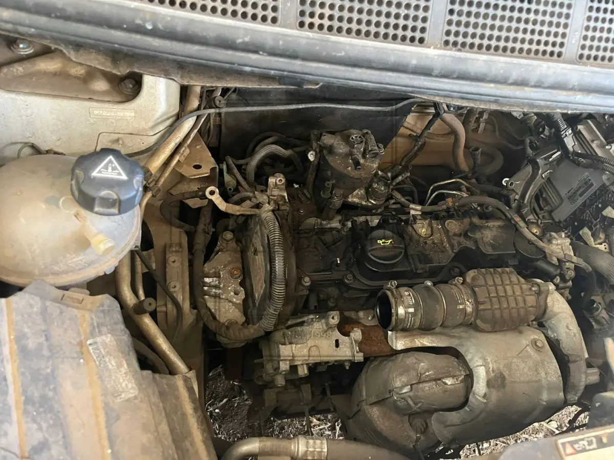 LOTE 003 - Veículo Peugeot/ Expert Minibus, cor branca, ano/modelo 2019/2020, diesel, placa JAF5C61. Avaliado em R$ 30.000,00.