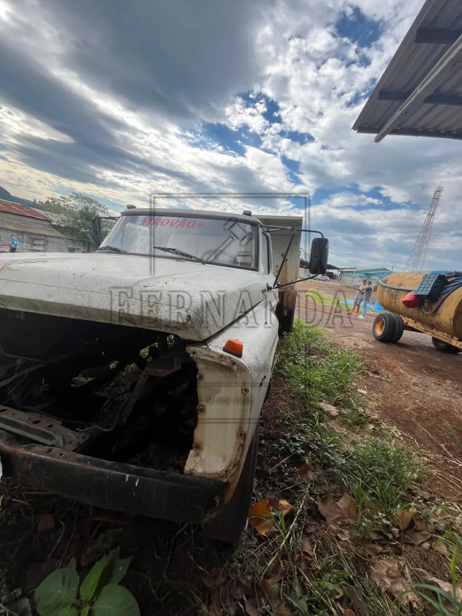 LOTE 001 - Caminhão Ford/ F14000, ano/modelo 1990/1990, placa IHI7A48. Avaliado em R$ 8.000,00.