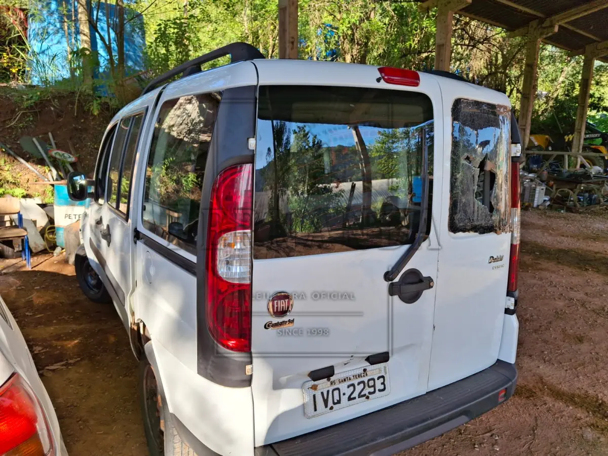 LOTE 001 - Veículo Fiat / Doblo attractive 1.4, ano/modelo 2014/2014, 07 lugares, cor branca, placa IVQ2293. Avaliado em R$ 20.000,00