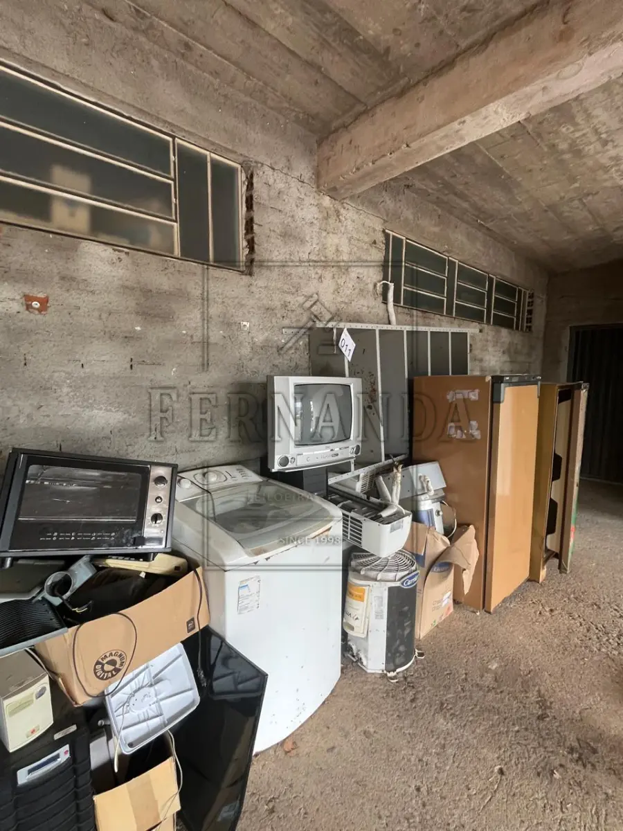 LOTE 011 - Lote de sucatas diversas (móveis, televisores, geladeiras e outros). Avaliado em R$ 250,00.