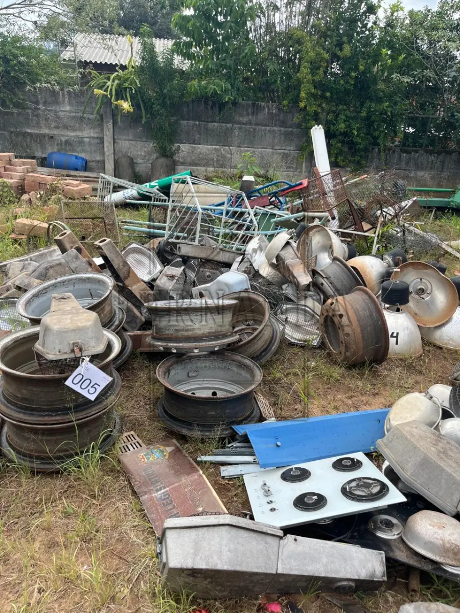 LOTE 005 - Sucatas diversas (ferros, luminárias, outros). Avaliado em R$200,00.