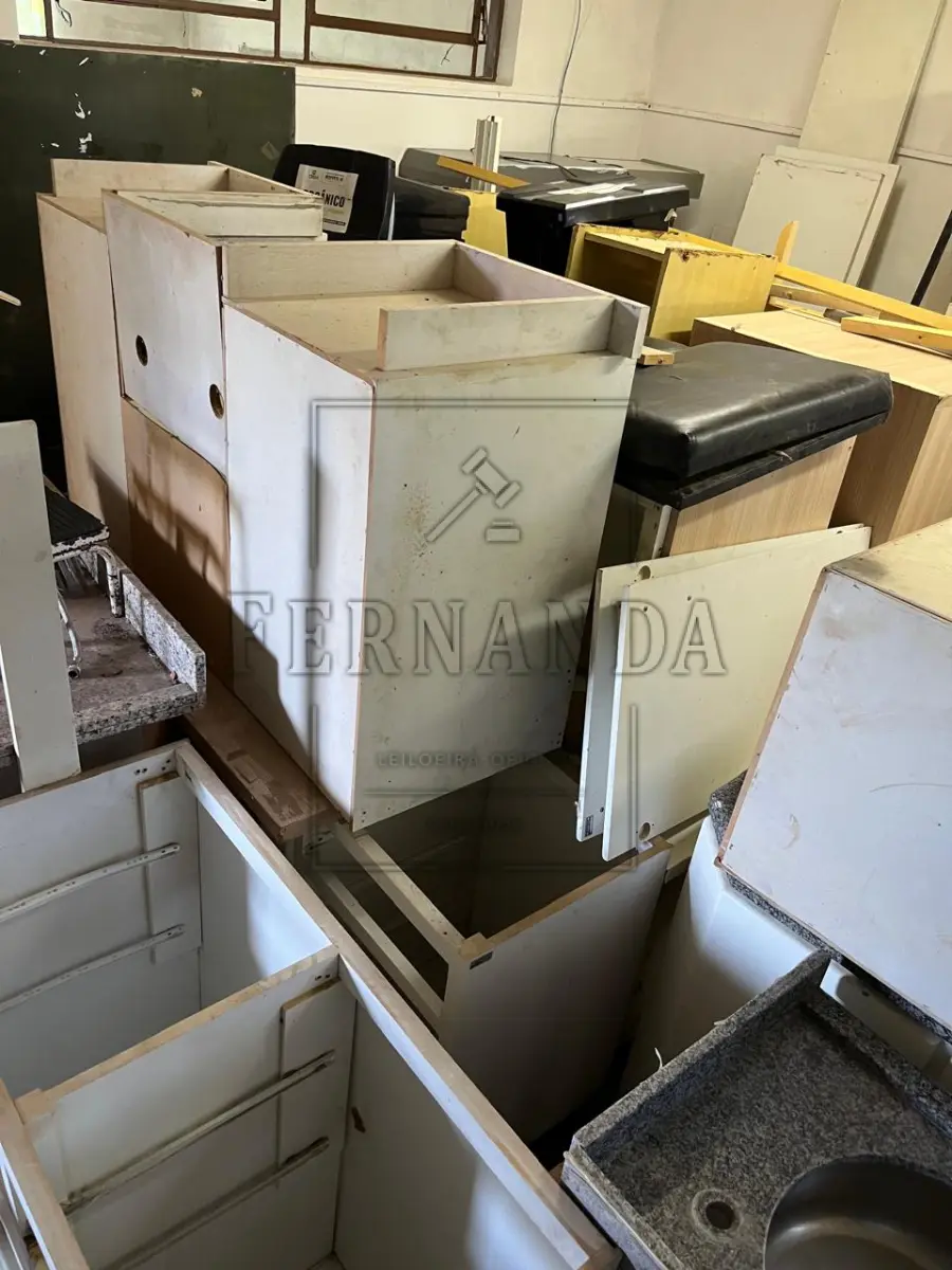 LOTE 006 - Lote de Sucata de Móveis, eletrônicos e diversos. Avaliado em R$ 1.390,00