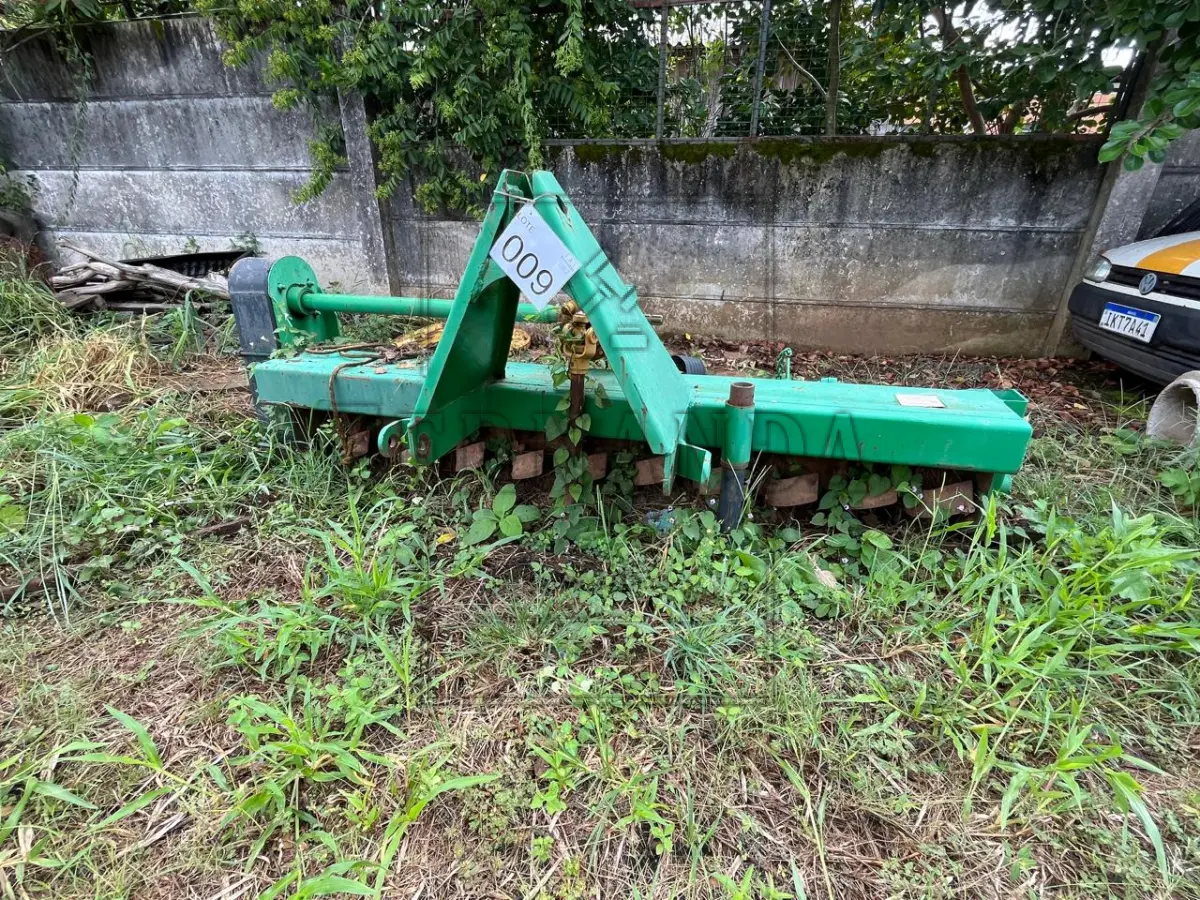 LOTE 009 - Enxada Rotativa 2 metros, marca Algor, série 117. Avaliada em R$ 900,00.