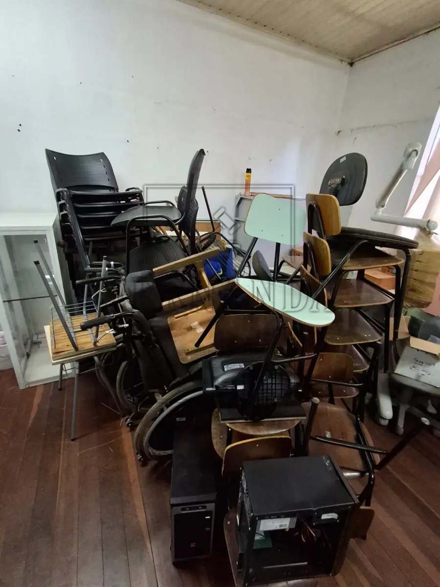 LOTE 006 - Lote de Sucata de Móveis, eletrônicos e diversos. Avaliado em R$ 1.390,00